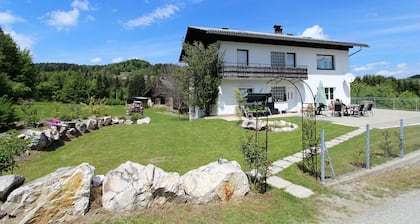 Erittäin tilava ja hyvin varustettu huoneisto, jossa on puutarha ja maatilan eläimet