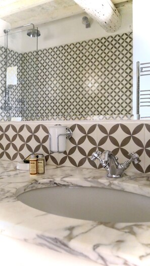 Combined shower/tub, hair dryer, bidet, towels - Entire fully renovated town house sea-view rooftop terrace, AC for 6 (Antibes)