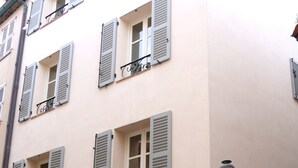 A building with multiple windows, a door, and a street lamp. - Entire fully renovated town house sea-view rooftop terrace, AC for 6 (Antibes)