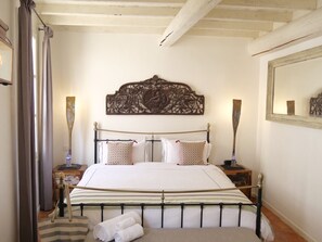 3 chambres, fer et planche à repasser, lit de bébé portatif
