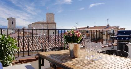 NEU RENOVIERTES Luxuriöses Stadthaus in Vieil Antibes mit Meerblick Dachterrasse