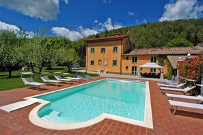 Lämmitetty uima-allas