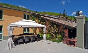 Outdoor dining - An Old Bishop's House, Now a Charming Holiday Villa for 10/14 Guests in a Mosquito Free Area between Florence and Lucca (Pistoia)