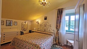6 bedrooms, desk, soundproofing, iron/ironing board