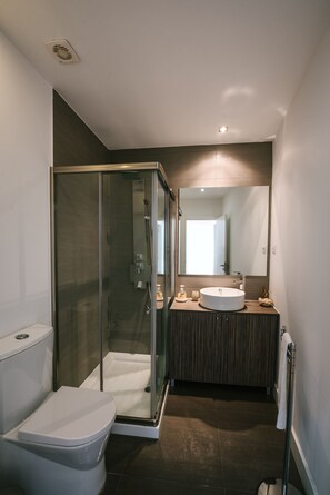 Shower, hair dryer, towels, soap - New comfortable and charming apartment in historic Alfama.  (Alfama)