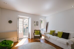 Fernseher, DVD-Player, Bücher, Musikbibliothek