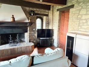 スマートテレビ、暖炉、DVD プレーヤー