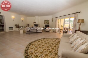 TV, lareira, DVD player, aparelho de som