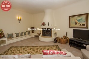 TV, peis, DVD-spiller og stereoanlegg