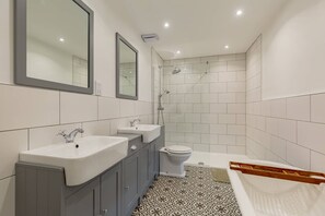 Badewanne, Haartrockner, Handtücher, Seife