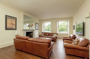 Smart TV, caminetto, impianto stereo