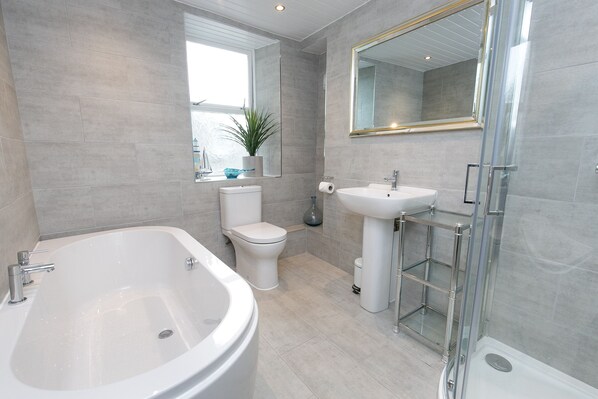 Combined shower/bathtub, hair dryer, towels, soap - Awelon sleeps 10, Hot Tub, Log Burner, private courtyard, Porthmadog, Snowdonia (porthmadog)