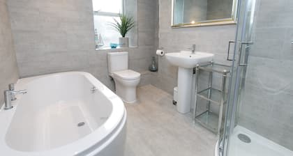 Awelon sleeps 10, Hot Tub, Log Burner, private courtyard, Porthmadog, Snowdonia