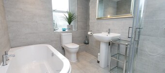 Awelon sleeps 10, Hot Tub, Log Burner, private courtyard, Porthmadog, Snowdonia