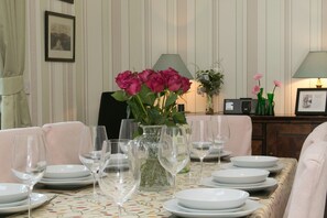 Dining - Awelon sleeps 10, Hot Tub, Log Burner, private courtyard, Porthmadog, Snowdonia (porthmadog)