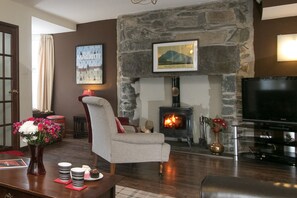 Interior - Awelon sleeps 10, Hot Tub, Log Burner, private courtyard, Porthmadog, Snowdonia (porthmadog)