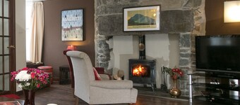 Awelon sleeps 10, Hot Tub, Log Burner, private courtyard, Porthmadog, Snowdonia