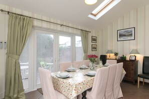 Dining - Awelon sleeps 10, Hot Tub, Log Burner, private courtyard, Porthmadog, Snowdonia (porthmadog)