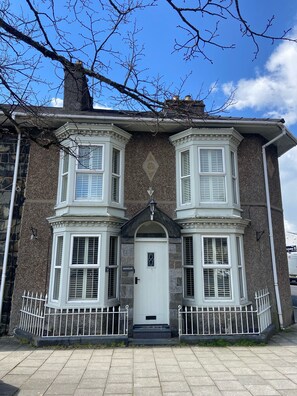 Exterior - Awelon sleeps 10, Hot Tub, Log Burner, private courtyard, Porthmadog, Snowdonia (porthmadog)