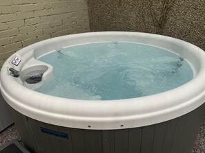 Outdoor spa tub - Awelon sleeps 10, Hot Tub, Log Burner, private courtyard, Porthmadog, Snowdonia (porthmadog)
