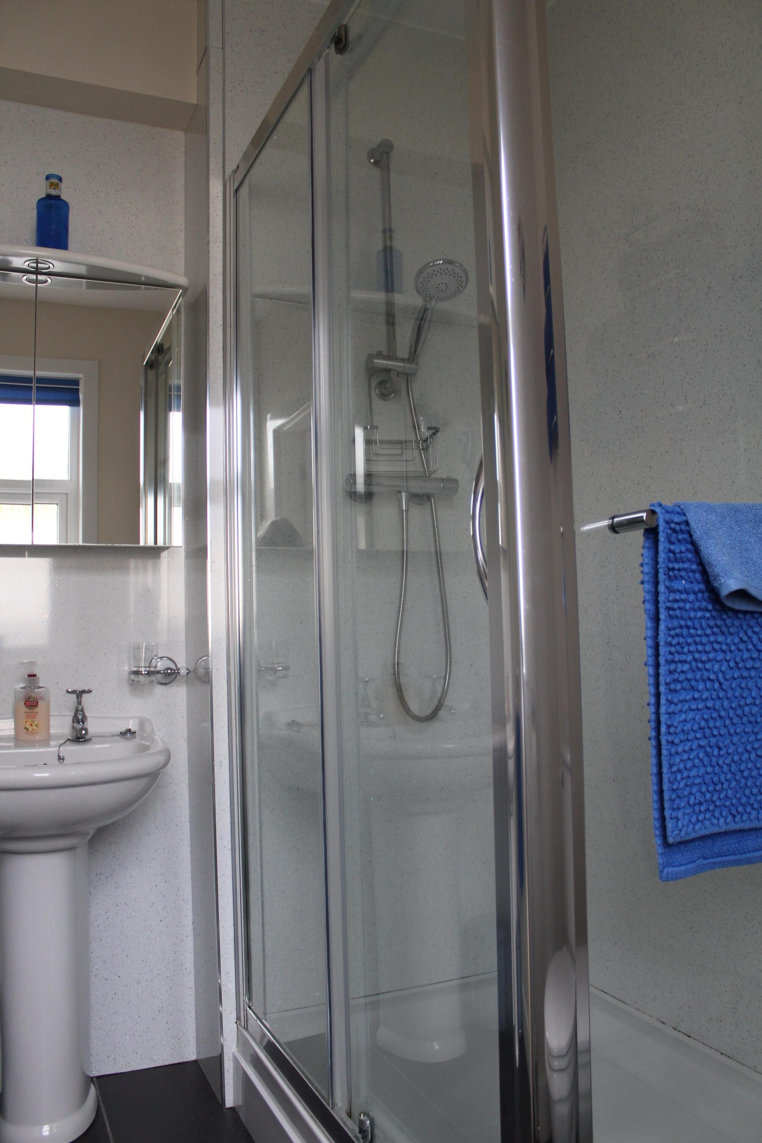 Combined shower/bathtub, hair dryer, towels, soap