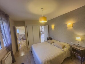 3 bedrooms, desk, iron/ironing board, travel cot