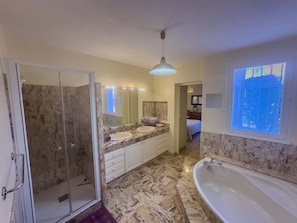 Een bad/douchecombinatie, een haardroger, een bidet, handdoeken