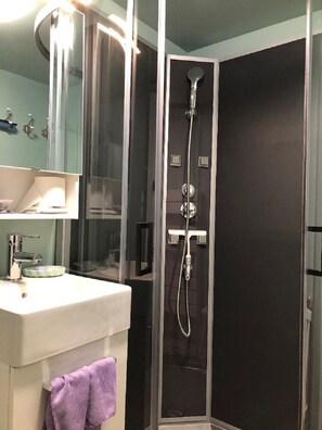 Ducha y bañera combinadas, secador de pelo, toallas y jabón