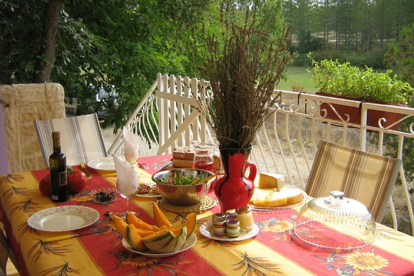 déjeuner sur la terrasse : bon appétit !!!
