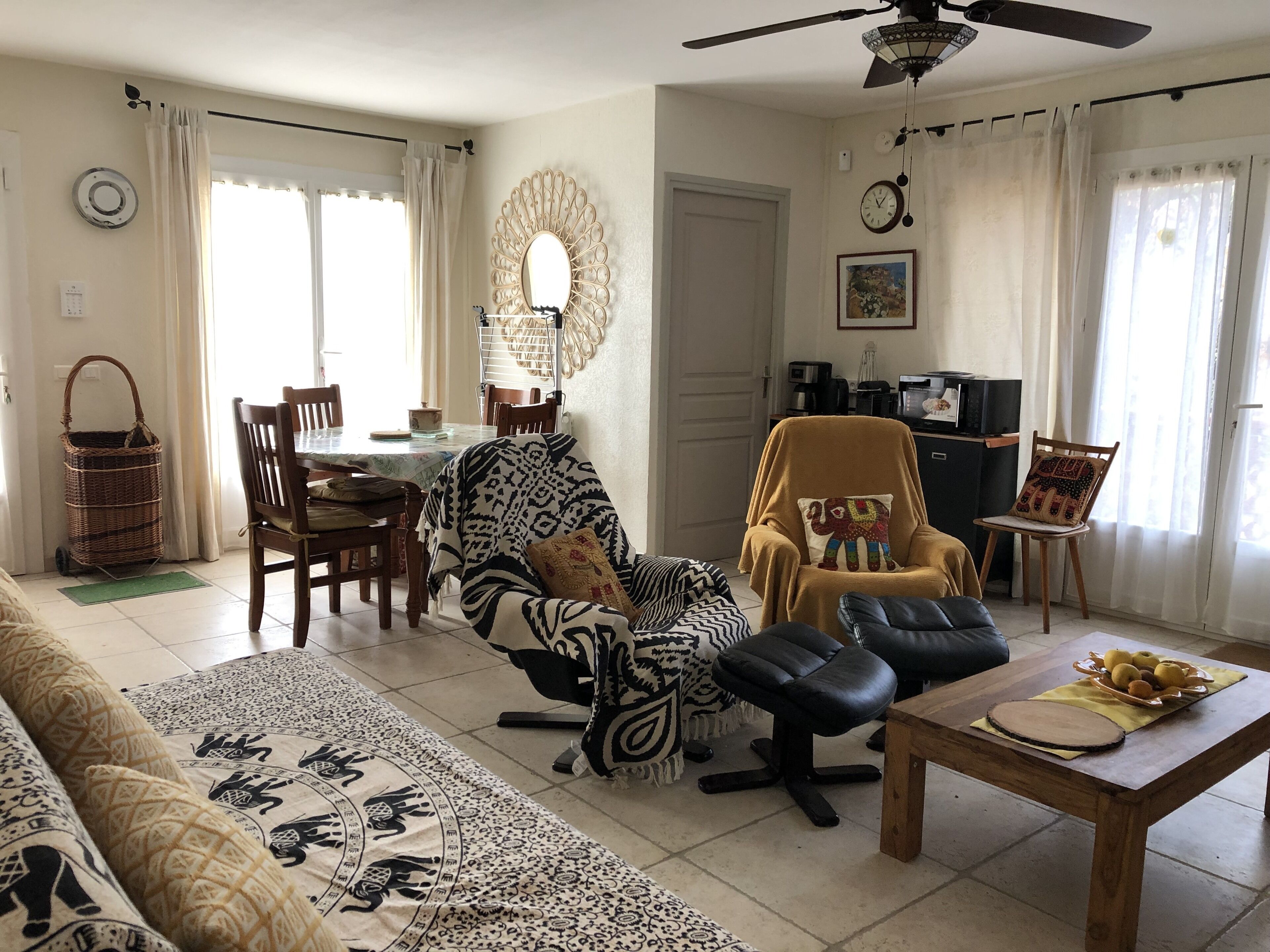 Télévision, cheminée, table de tennis de table, livres