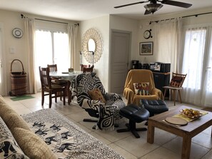 TV, fireplace, table tennis, books - Maison provençale de caractère 3***jardin 6050m2 ; piscine au centre du village (Ginasservis)