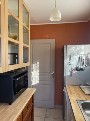 Kjøleskap, mikrobølgeovn, ovn og kokeplater