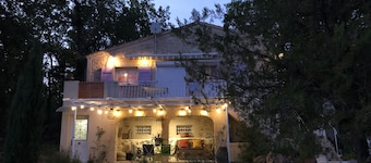 Maison provençale de caractÚre classée 3*;6à8per,jardin6050m2;piscine au village