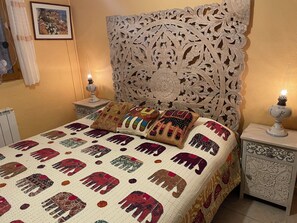 3 bedrooms, desk, iron/ironing board, travel crib - Maison provençale de caractère 3***jardin 6050m2 ; piscine au centre du village (Ginasservis)