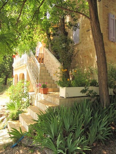 Maison provençale de caractère 3***jardin 6050m2 ; piscine au centre du village