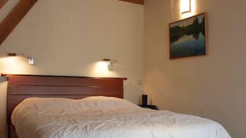 2 bedrooms, iron/ironing board, travel cot, WiFi