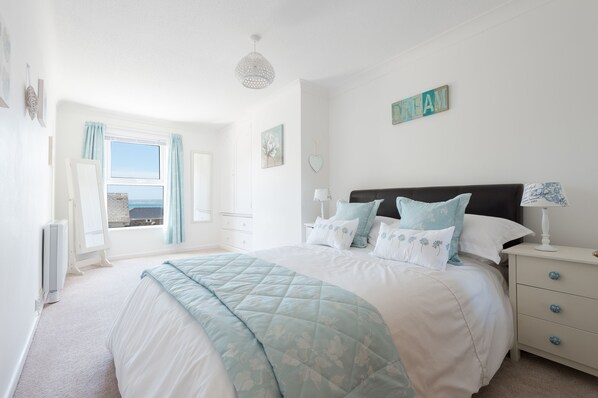 3 bedrooms, iron/ironing board, WiFi, bed sheets - Stunning Beautiful Beamed Cottage right opposite the Beach along with Sea Views (Marazion)
