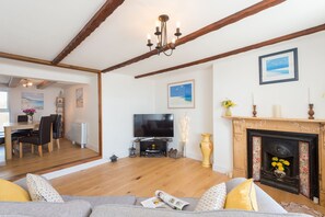 TV, fireplace, DVD player, music library - Stunning Beautiful Beamed Cottage right opposite the Beach along with Sea Views (Marazion)