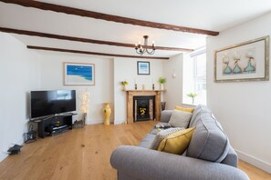 TV, fireplace, DVD player, music library - Stunning Beautiful Beamed Cottage right opposite the Beach along with Sea Views (Marazion)
