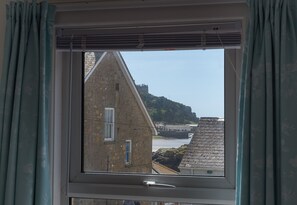 Interior - Stunning Beautiful Beamed Cottage right opposite the Beach along with Sea Views (Marazion)