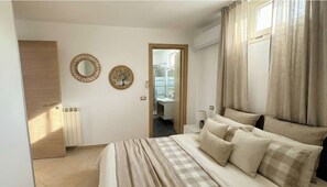 4 dormitorios, tabla de planchar con plancha, cuna de viaje