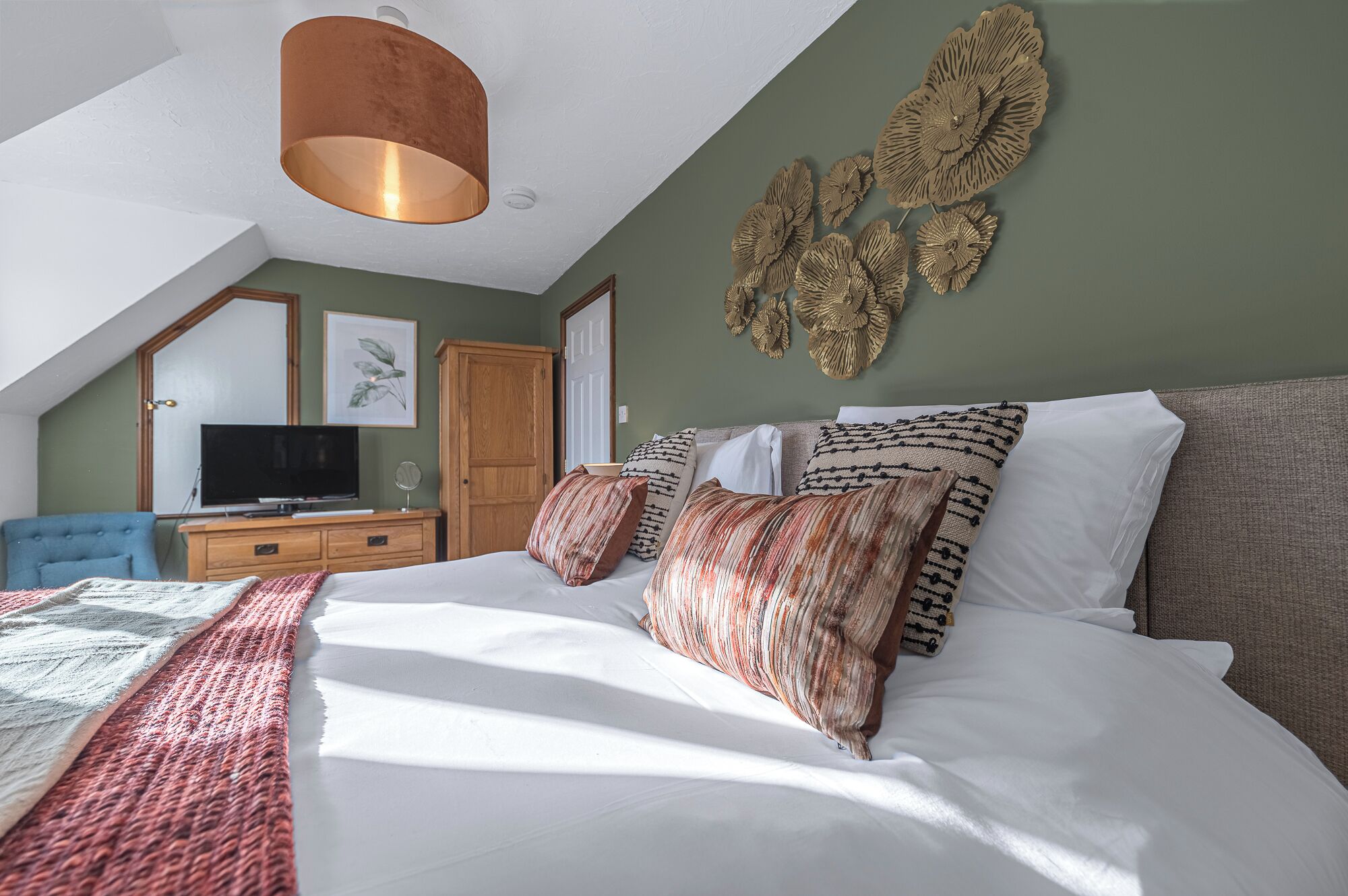 2 間睡房、房內夾萬、熨斗/熨衫板、可攜式嬰兒床