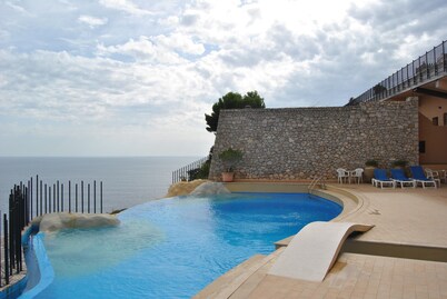 Maravillosa villa con piscina y vistas al mar en Taormina, Sicilia