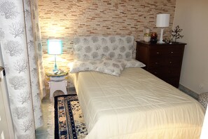 4 bedrooms, iron/ironing board, free WiFi, bed sheets - Wonderful house with shared swimming pool and sea view terrace in Taormina, (Taormina)