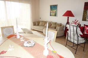 TV - Wonderful house with shared swimming pool and sea view terrace in Taormina, (Taormina)