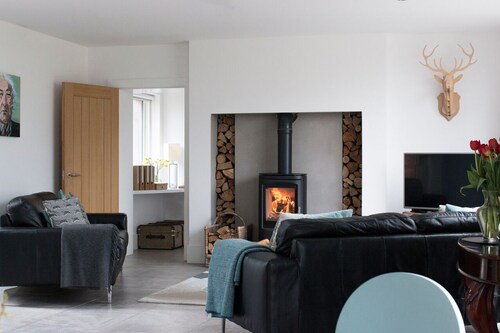 AWARD WINNING 5* CONTEMPORARY HOUSE SET IN AN AREA OF OUTSTANDING NATURAL BEAUTY