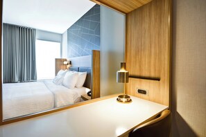 Desk, laptop workspace, blackout drapes, iron/ironing board - SpringHill Suites by Marriott Cincinnati Blue Ash (Cincinnati)