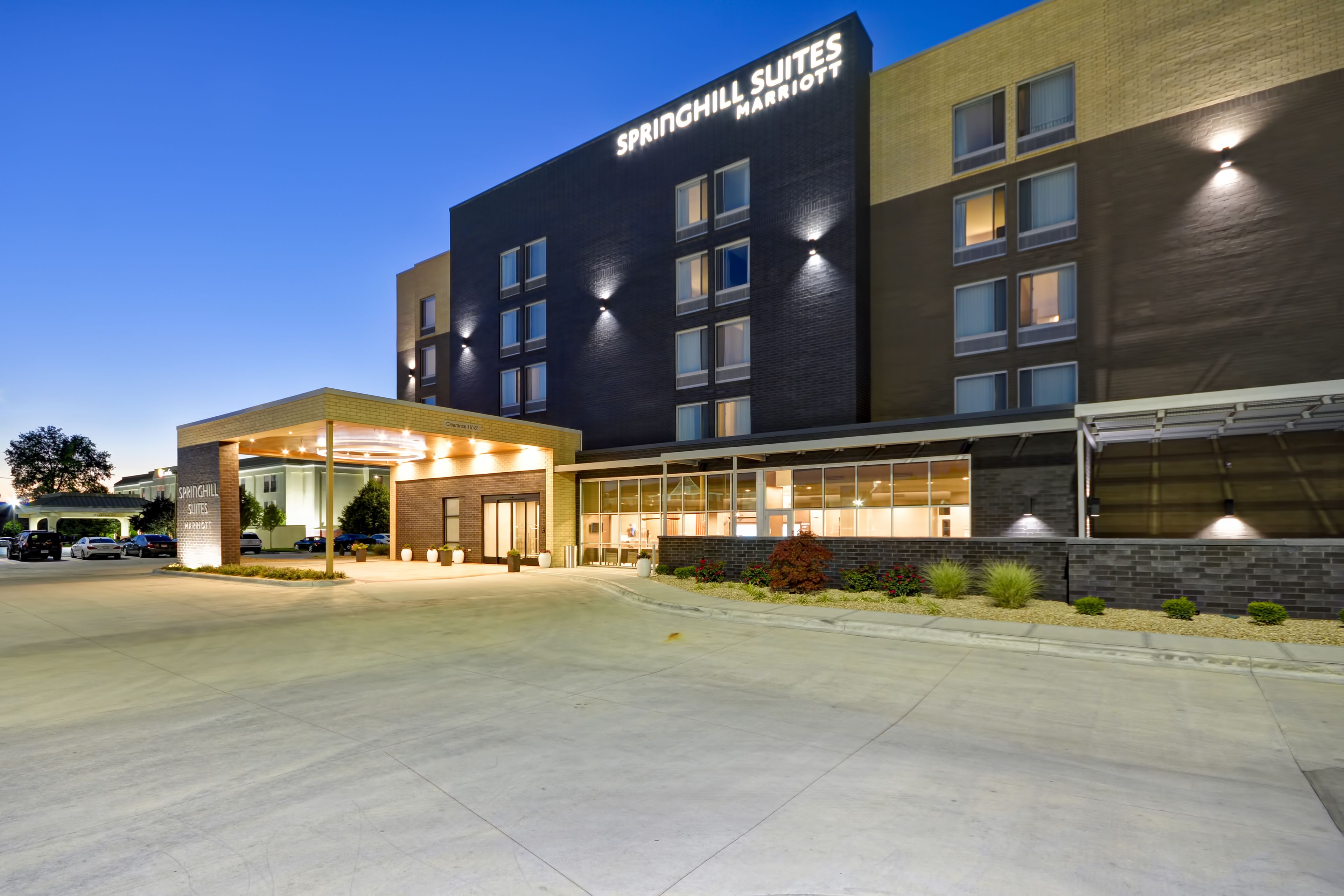  施設の正面 (日没後)