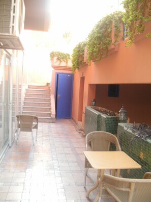 2 restaurantes; se sirven desayunos, almuerzos y cocina internacional 