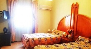 Dreibettzimmer | Zustellbetten, kostenloses WLAN, Bettwäsche